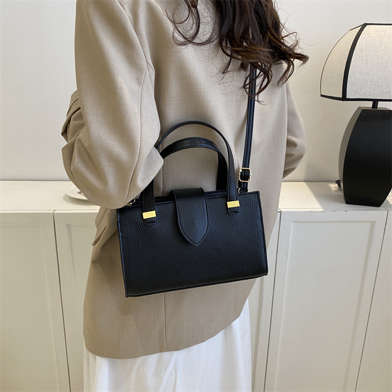 New beautiful small square fashionable simple crossbody casual shoulder bag, stylish and personalized handbag
