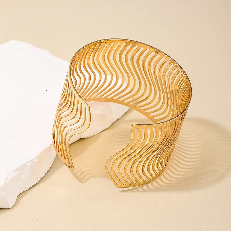 Vintage Womens Wide Face Temperature Bracelet Exaggerated Punk Party Gift Holiday Fashion Jewelry B057 241007