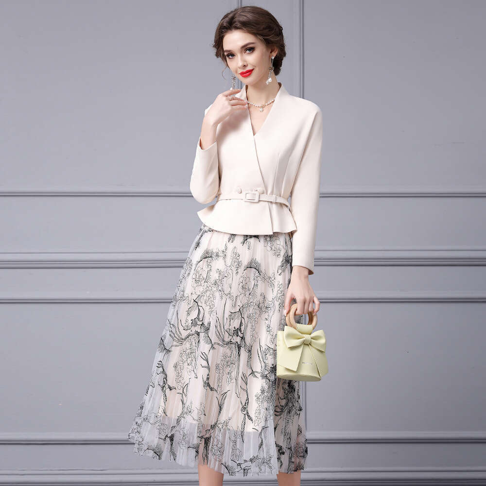V-neck waist cinched suit jacket paired with ink printed pleated mesh skirt two-piece set for autumn