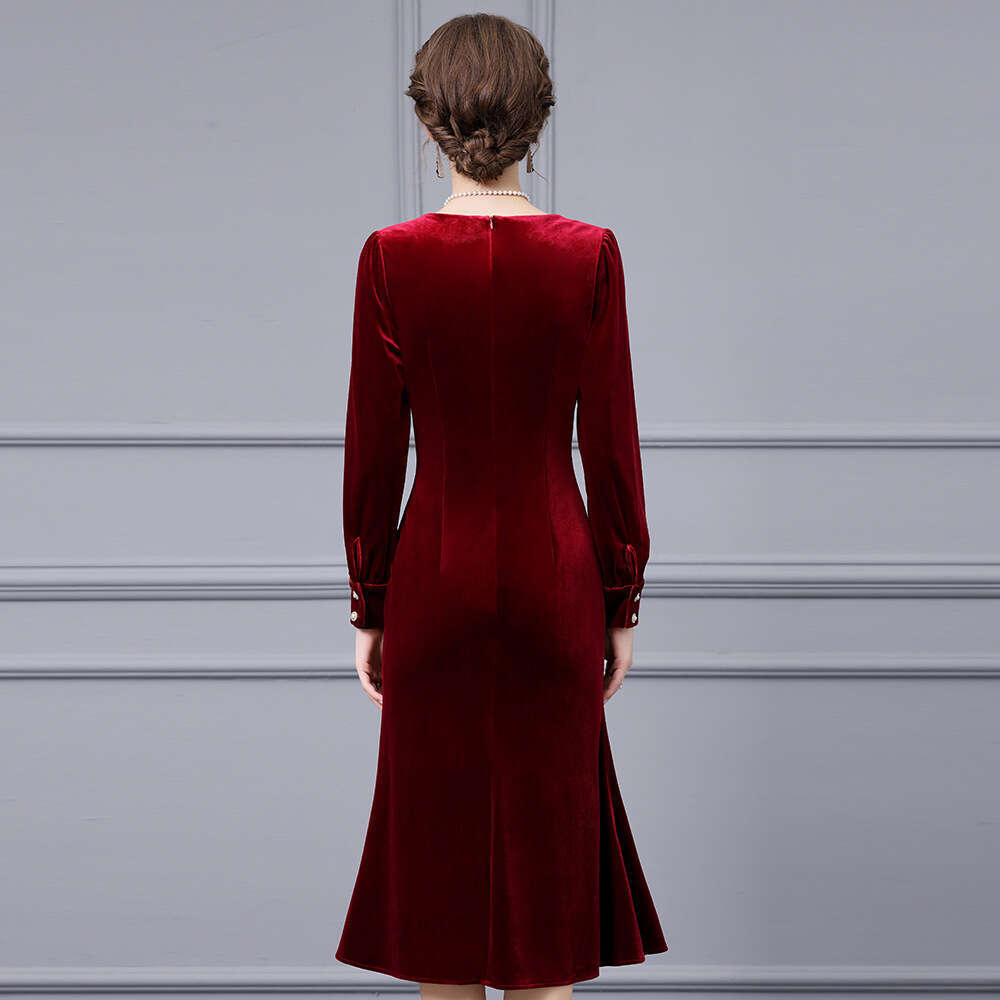 wine red high-end temperament dress 2024 autumn new item single breasted square neck slimming velvet fishtail skirt