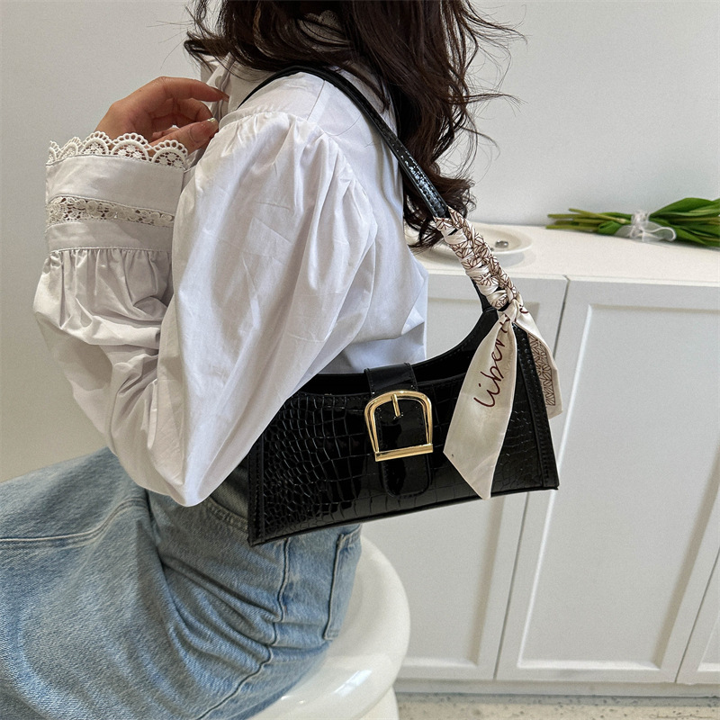 High end solid color niche trend versatile fashion, single shoulder underarm bag, shiny women's baguette bag