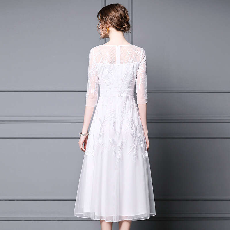 can wear formal dresses in ordinary times exuding fairy like aura. The new 2024 autumn outfit is a high-end mesh embroidered beaded long dress
