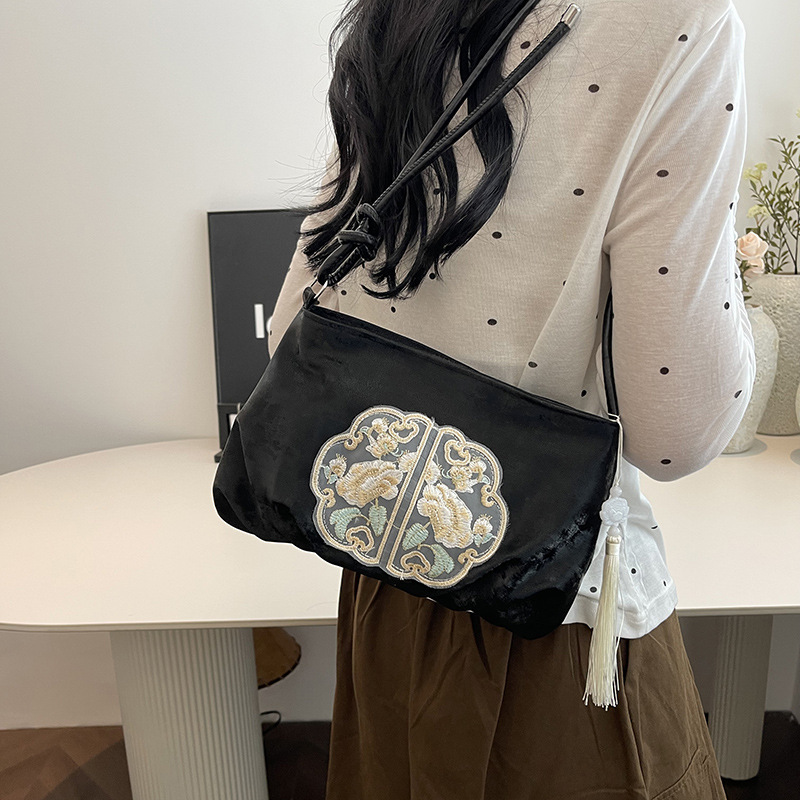 New Chinese embroidered single underarm for women, new fashionable and stylish pleated cloud bag, national style shoulder bag