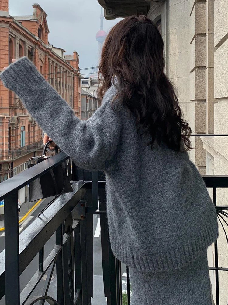 Retro two-piece skiing suit soft sweater casual womens knitted V-neck pulled high waisted skiing suit fashionable winter warm clothes 241011