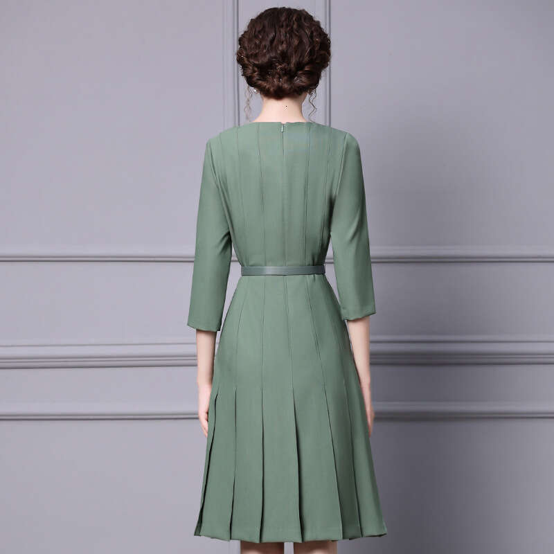 Solid Color Dress 2024 Autumn New Commuting Style Seven Sleeve Waist for slimming and pleated A-line skirt