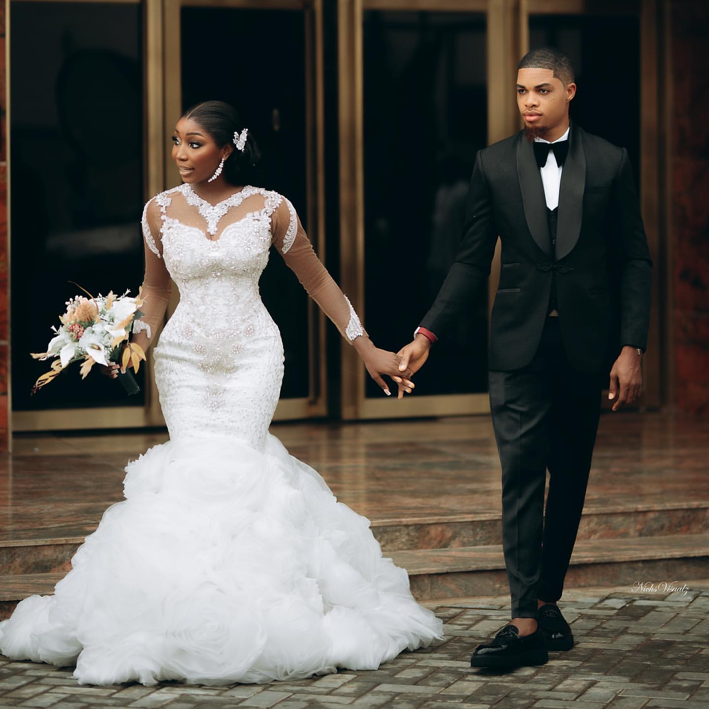 2024 Arabic Aso Ebi Plus Size Off White Mermaid Wedding Dresses Rhinestones Lace Full Sleeves Vintage Elegant Bridal Gowns Dress ZJ303