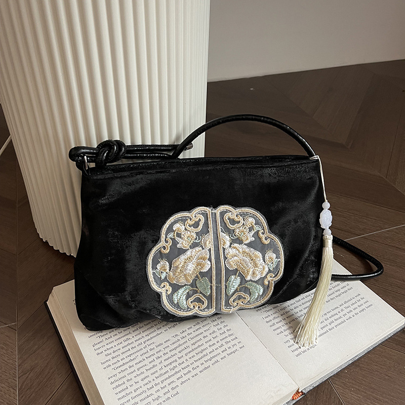 New Chinese embroidered single underarm for women, new fashionable and stylish pleated cloud bag, national style shoulder bag