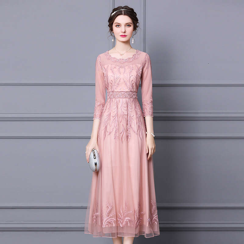 Red Goddess Style 2024 Autumn Dress New High end Heavy Industry Embroidery Annual Meeting Dress