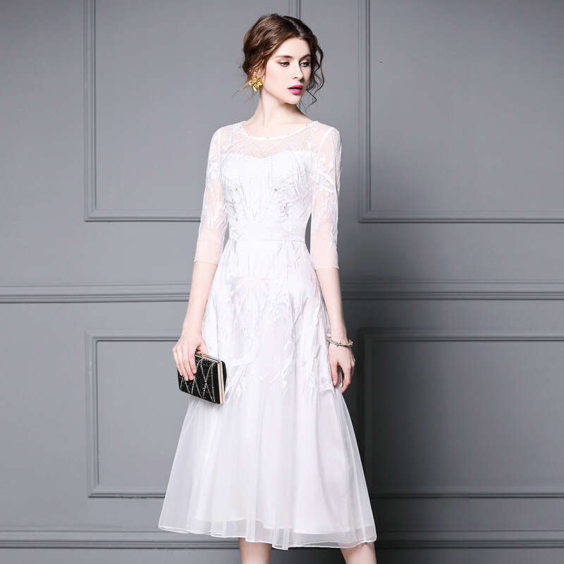 can wear formal dresses in ordinary times exuding fairy like aura. The new 2024 autumn outfit is a high-end mesh embroidered beaded long dress