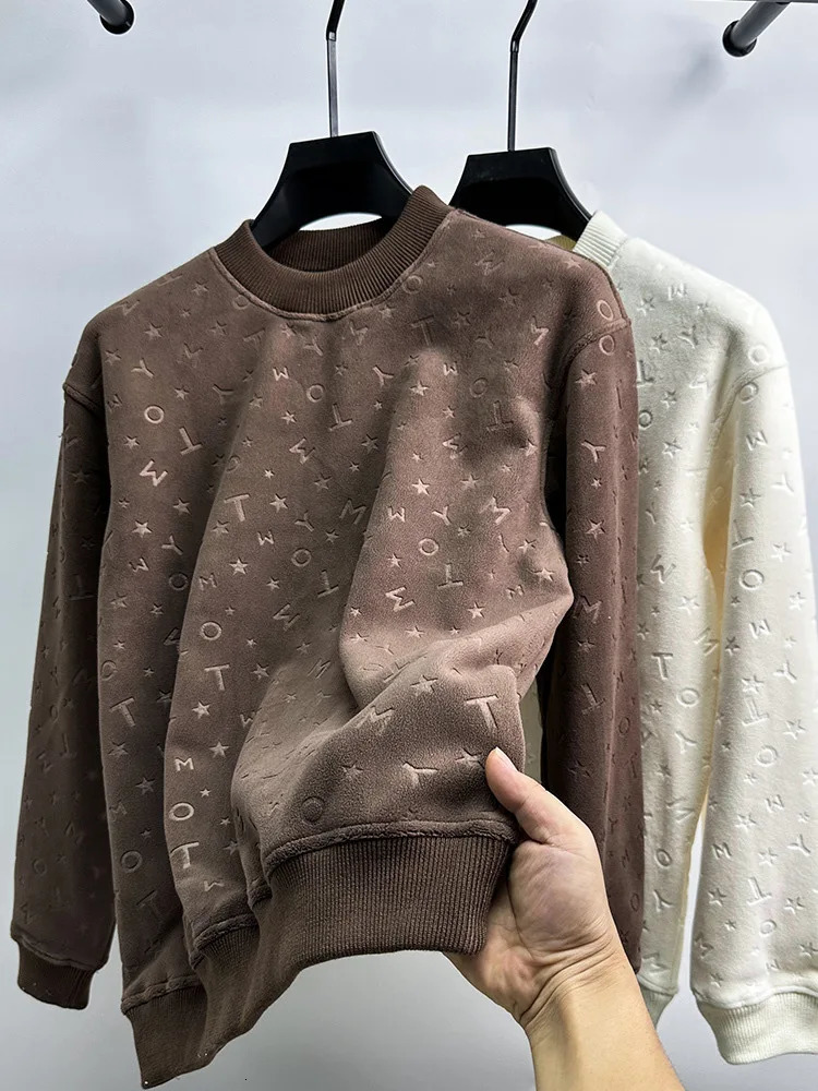 High end fashion letter embossed round neck sweater mens winter item plush thick Tshirt youth casual warm pullover 241009