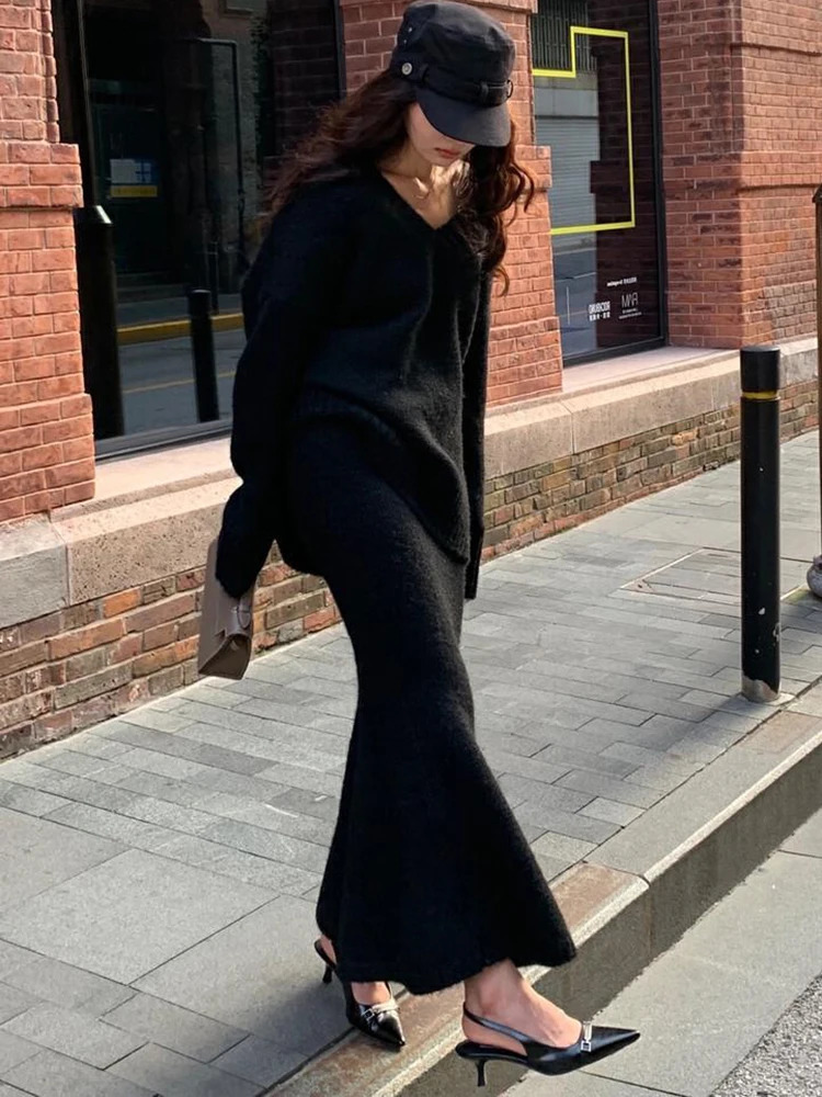 Retro two-piece skiing suit soft sweater casual womens knitted V-neck pulled high waisted skiing suit fashionable winter warm clothes 241011