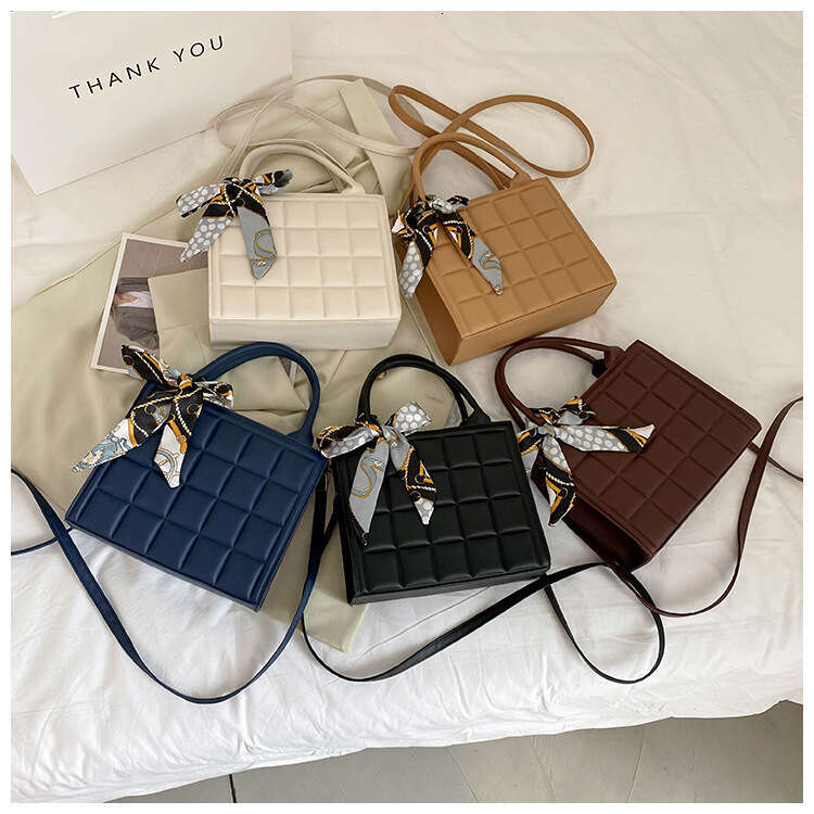 Niche handbag for women in autumn 2023, trendy and fashionable, portable small square bag, versatile silk scarf texture, single shoulder crossbody bag