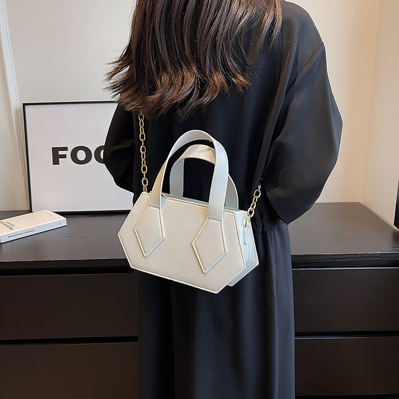 Simple chain shoulder casual trendy handbag, new bag, women's fashionable and stylish crossbody bag