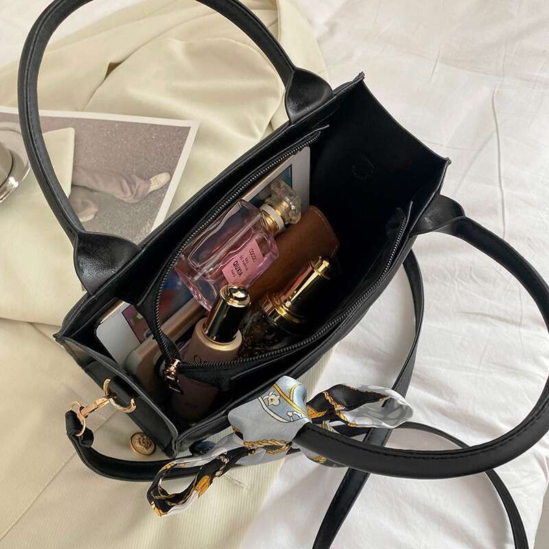 Niche handbag for women in autumn 2023, trendy and fashionable, portable small square bag, versatile silk scarf texture, single shoulder crossbody bag