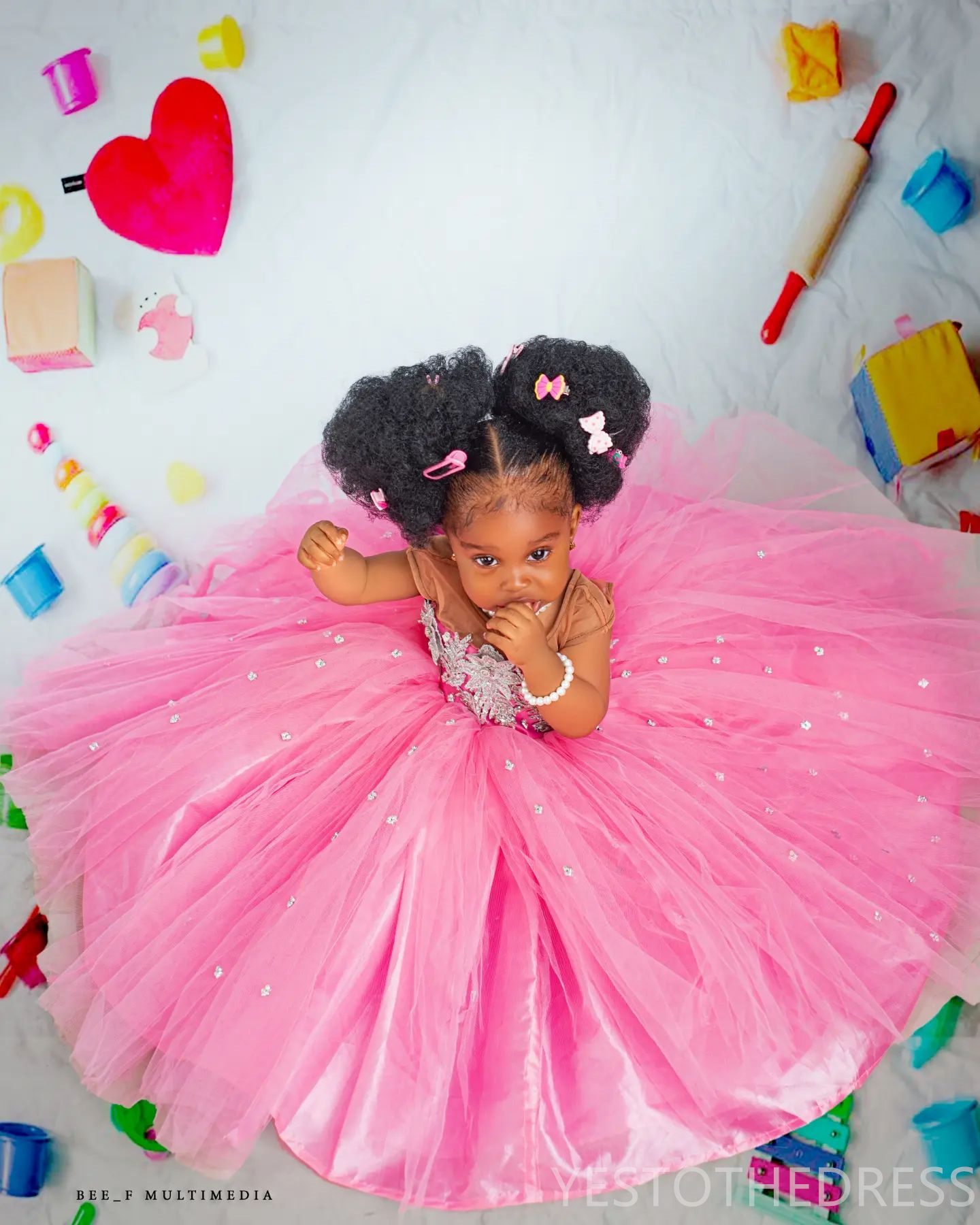 2024 Pink Little Girls Birthday Dress Flower Girl Dresses Communion Gowns Sheer Neck Beaded Lace Crystals Tiered Tulle Floor Length Princess Marriage 