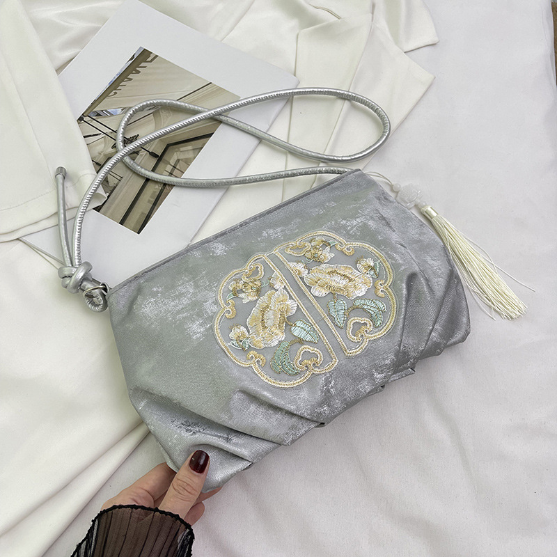 New Chinese embroidered single underarm for women, new fashionable and stylish pleated cloud bag, national style shoulder bag