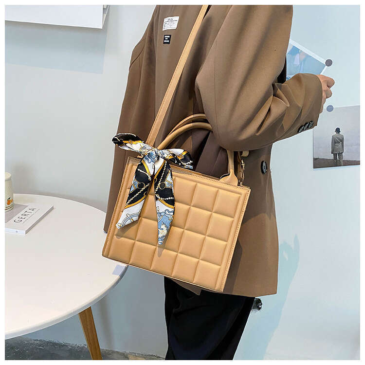 Niche handbag for women in autumn 2023, trendy and fashionable, portable small square bag, versatile silk scarf texture, single shoulder crossbody bag
