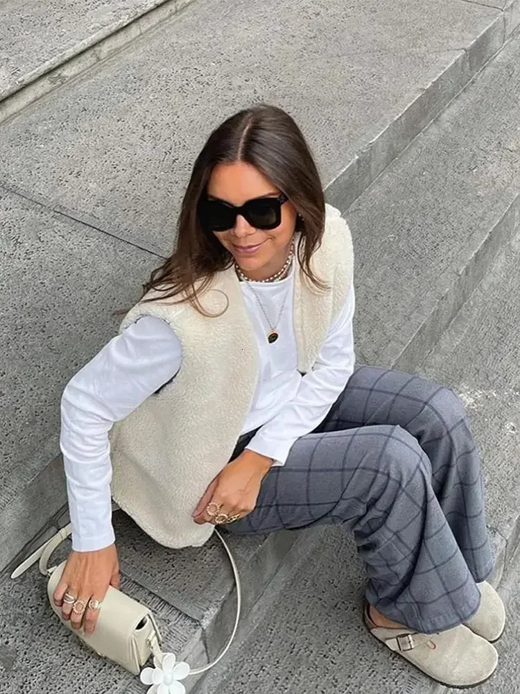 Womens Elegant Solid Lamb Wool Vest Cardigan Fashion Casual V-neck Sleeveless Waistcoat 2024 Autumn Lady High Street Outerwear 241008