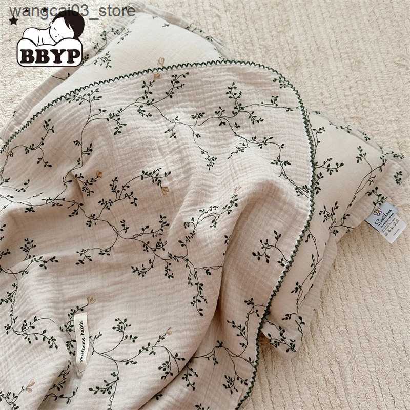 Blankets Swaddling 1Pcs Printing Cotton Muslin Baby Blanket Retro Edge Newborn Swaddle Wrap Infant Receiving Blanket Double Layers Kid Bath Towel L240
