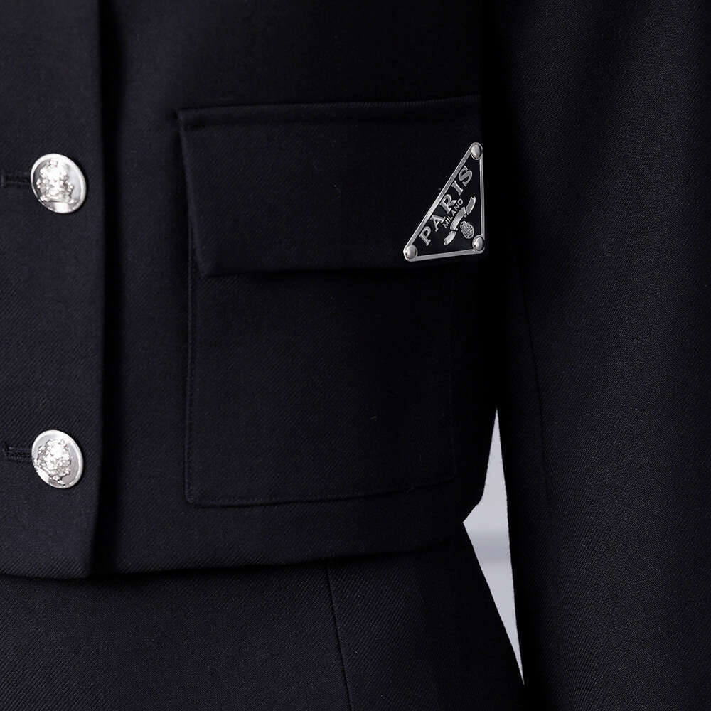 Smart womens clothing with a light luxury high-end feel high waist and slimming look. This years popular A-line skirt two-piece set for autumn 2024