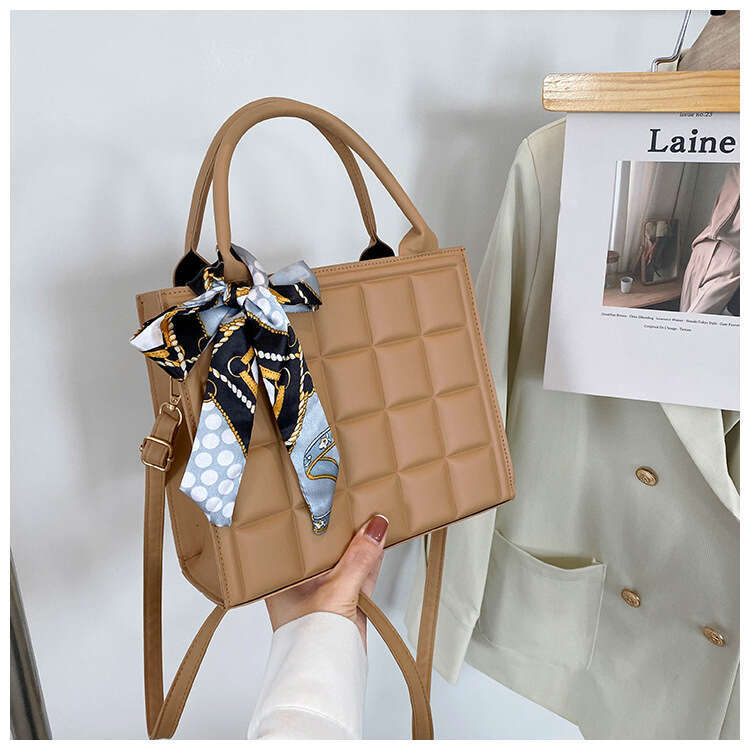 Niche handbag for women in autumn 2023, trendy and fashionable, portable small square bag, versatile silk scarf texture, single shoulder crossbody bag