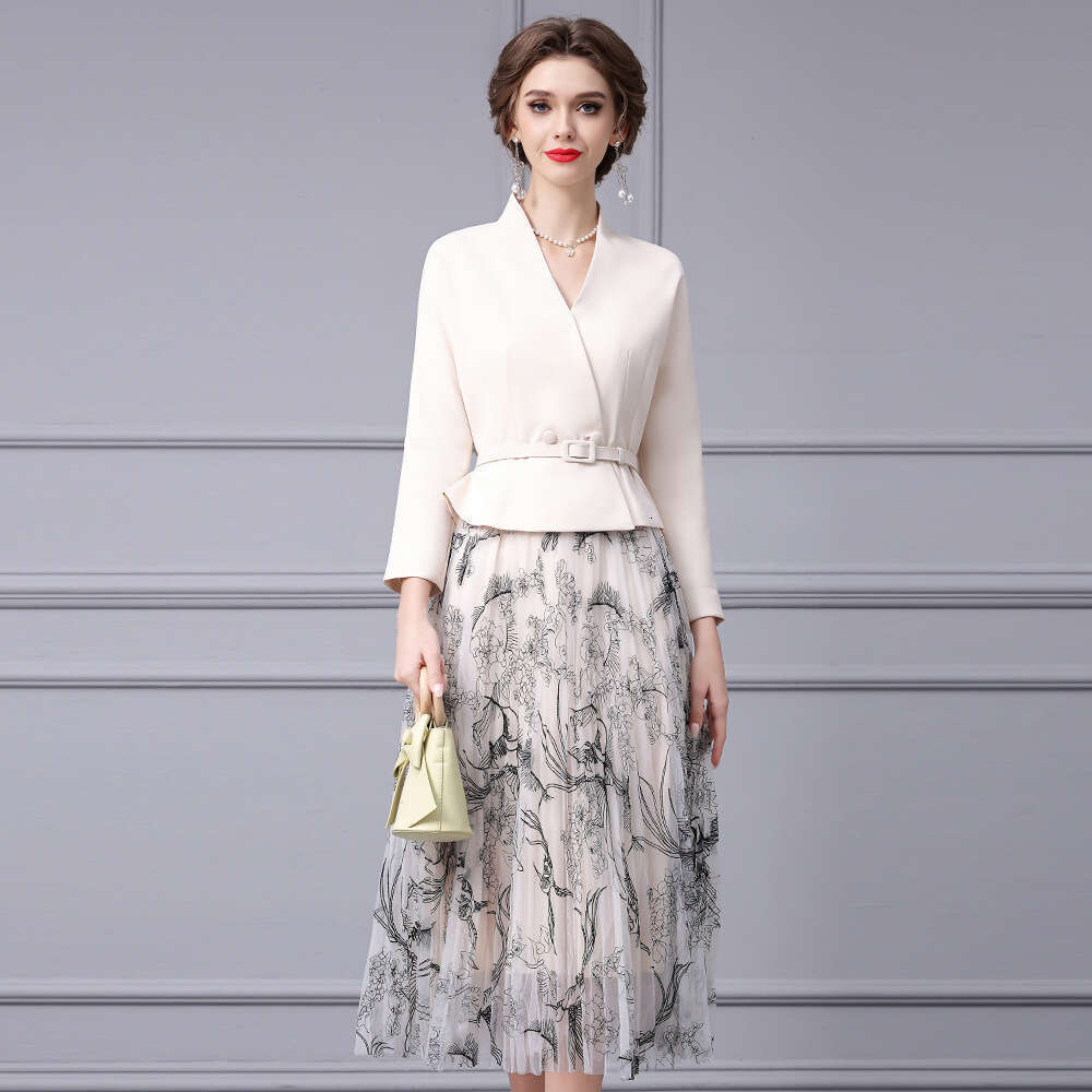 V-neck waist cinched suit jacket paired with ink printed pleated mesh skirt two-piece set for autumn