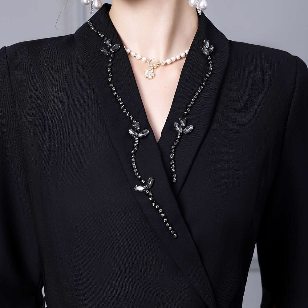 black dress with a high-end feel 2024 autumn new item super revealing figure suit collar fake two-piece hip hugging skirt