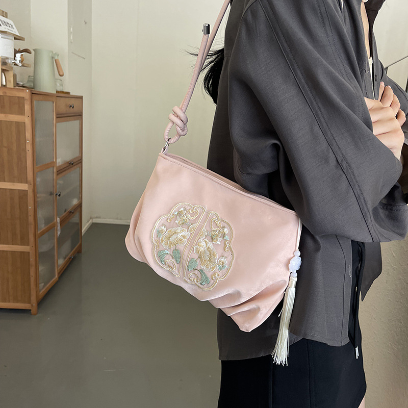 New Chinese embroidered single underarm for women, new fashionable and stylish pleated cloud bag, national style shoulder bag