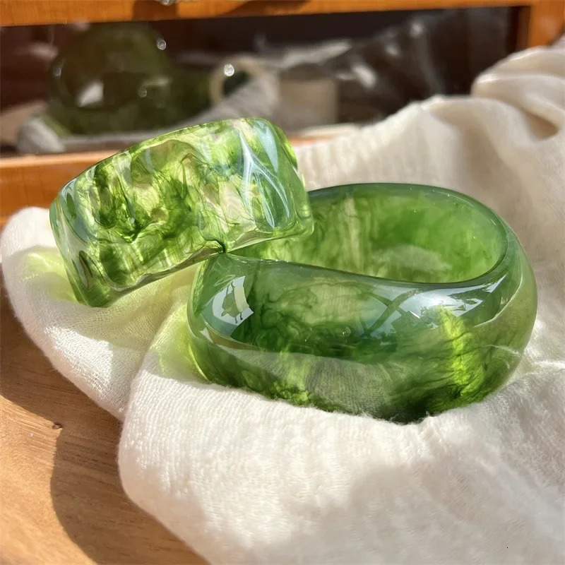 Irregular Wave Green Resin Transparent Round Wide Bracelet for Womens Fashion Charm Thick Wide Bracelet Jewelry 241007