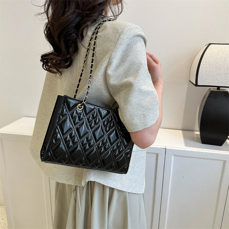 Trendy texture mirror for women new fashion single shoulder stylish small square bag, simple hand-held crossbody bag