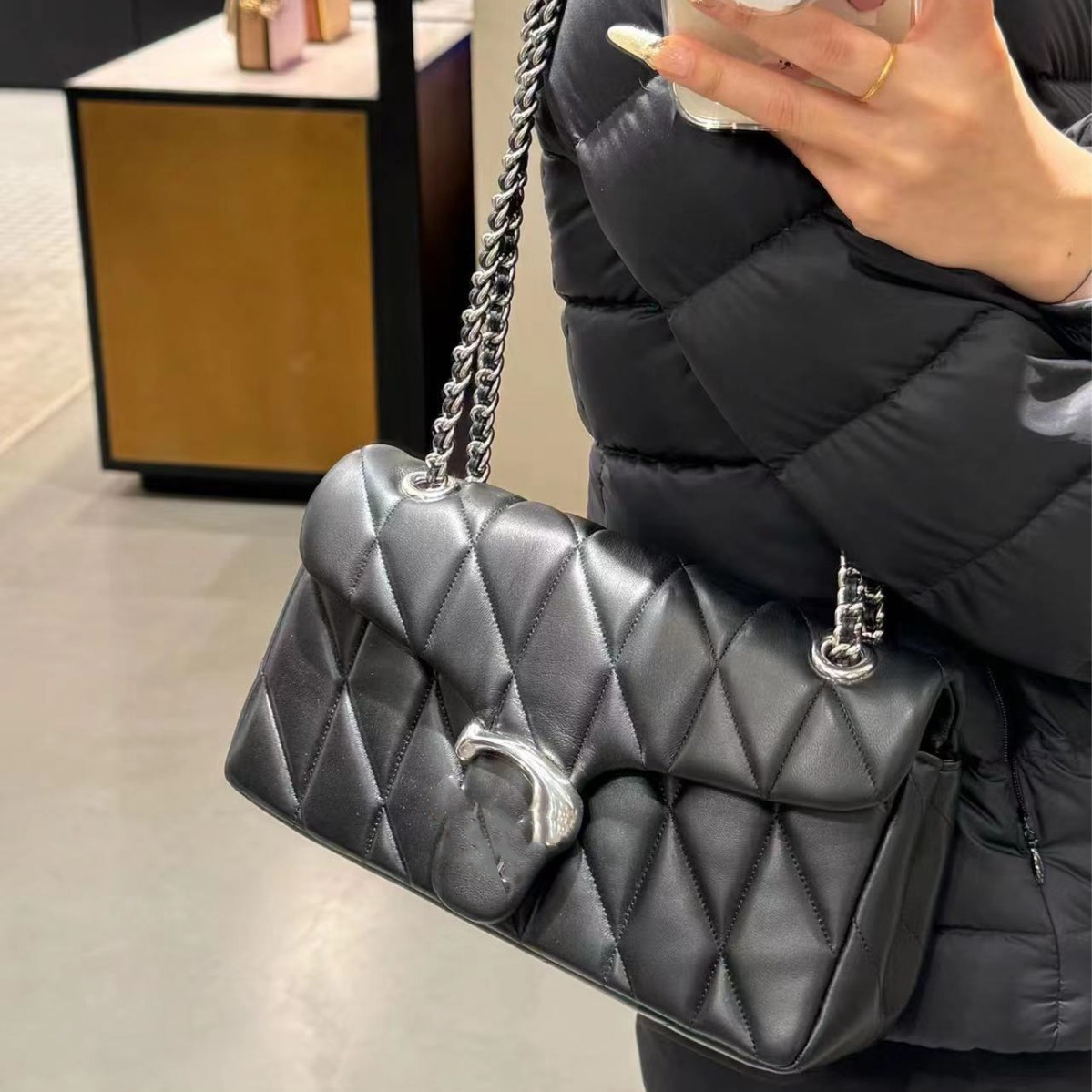 Elegant Women's Sheepskin Armpit Bag with Diamond Check Pattern & Chain Detail - 2024 Collection