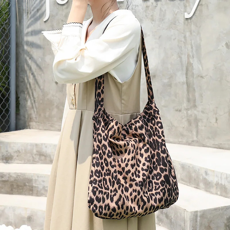 Korean casual canvas bag simple retro leopard print shoulder bag 241008