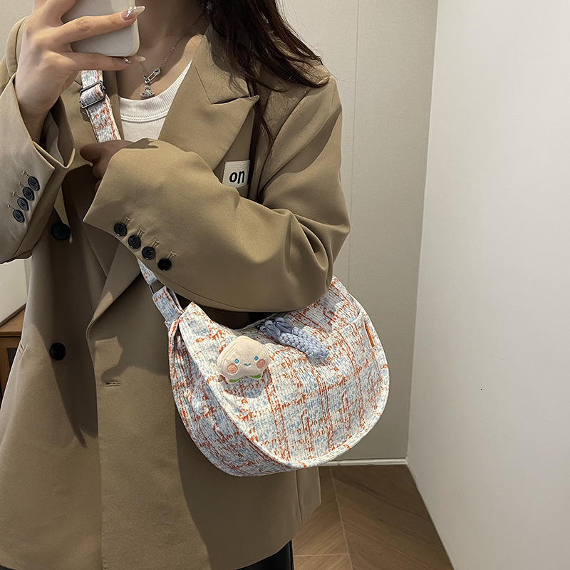 Large capacity for women new style with niche texture design, single shoulder crossbody bag, casual checkered trendy dumpling bag