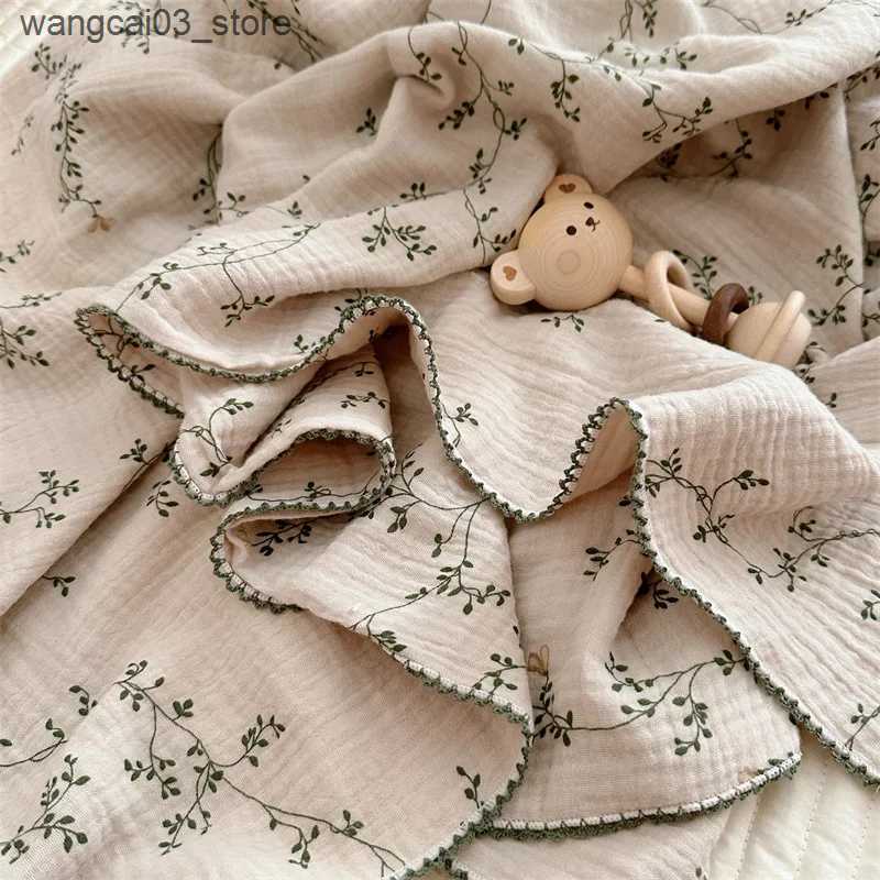 Blankets Swaddling 1Pcs Printing Cotton Muslin Baby Blanket Retro Edge Newborn Swaddle Wrap Infant Receiving Blanket Double Layers Kid Bath Towel L240