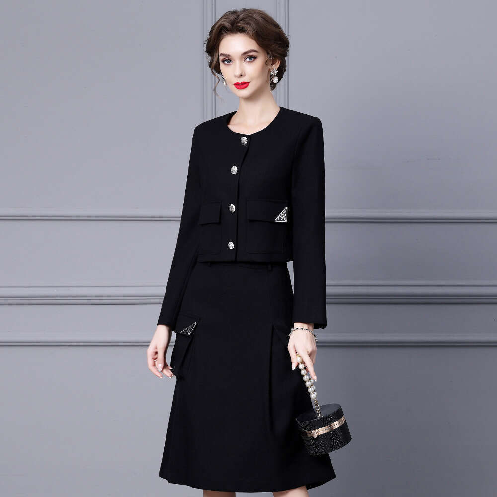 Smart womens clothing with a light luxury high-end feel high waist and slimming look. This years popular A-line skirt two-piece set for autumn 2024