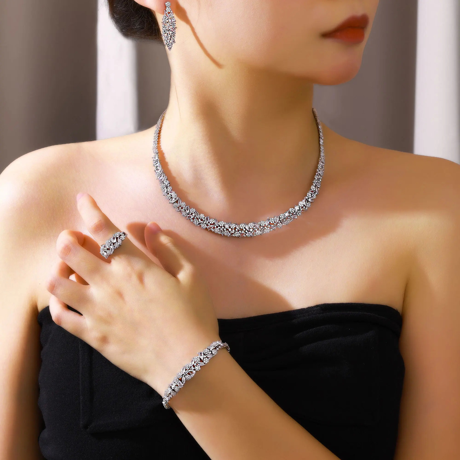 The -selling 4-piece bridal wedding jewelry set of 2024 fashion Saudi Dubai jewelry set womens wedding party accessory 241007