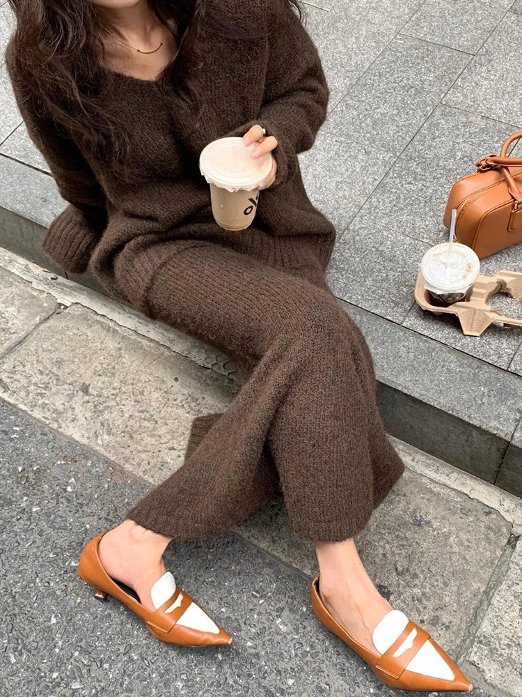 Retro two-piece skiing suit soft sweater casual womens knitted V-neck pulled high waisted skiing suit fashionable winter warm clothes 241011