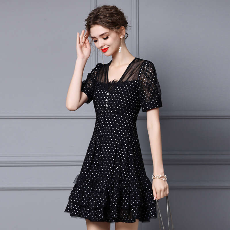 Black Dress 2024 New Womens Small and Gentle Style Aging Reduction Waist Lace Splicing Cake Skirt