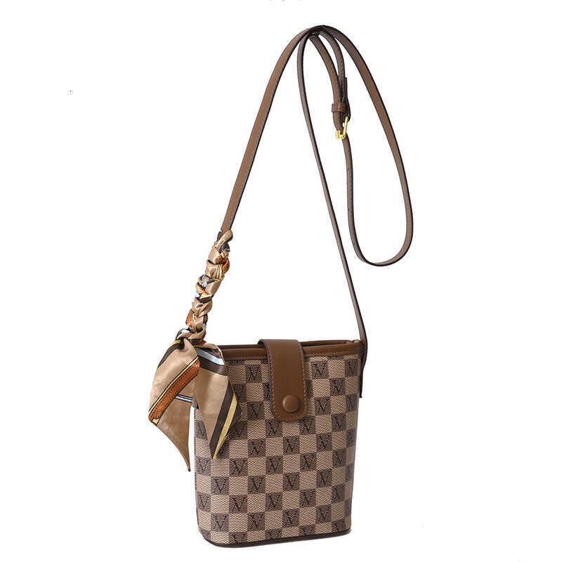 2024 new fashionable printed checkerboard small women, versatile for spring and summer, single shoulder crossbody bag, niche commuting women's ba