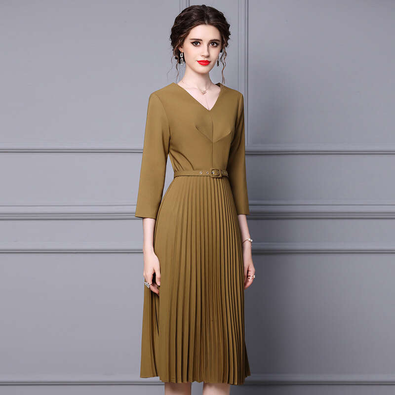 long sleeved dress for women in autumn 2024 new solid color commuting style V-neck mid length pleated skirt