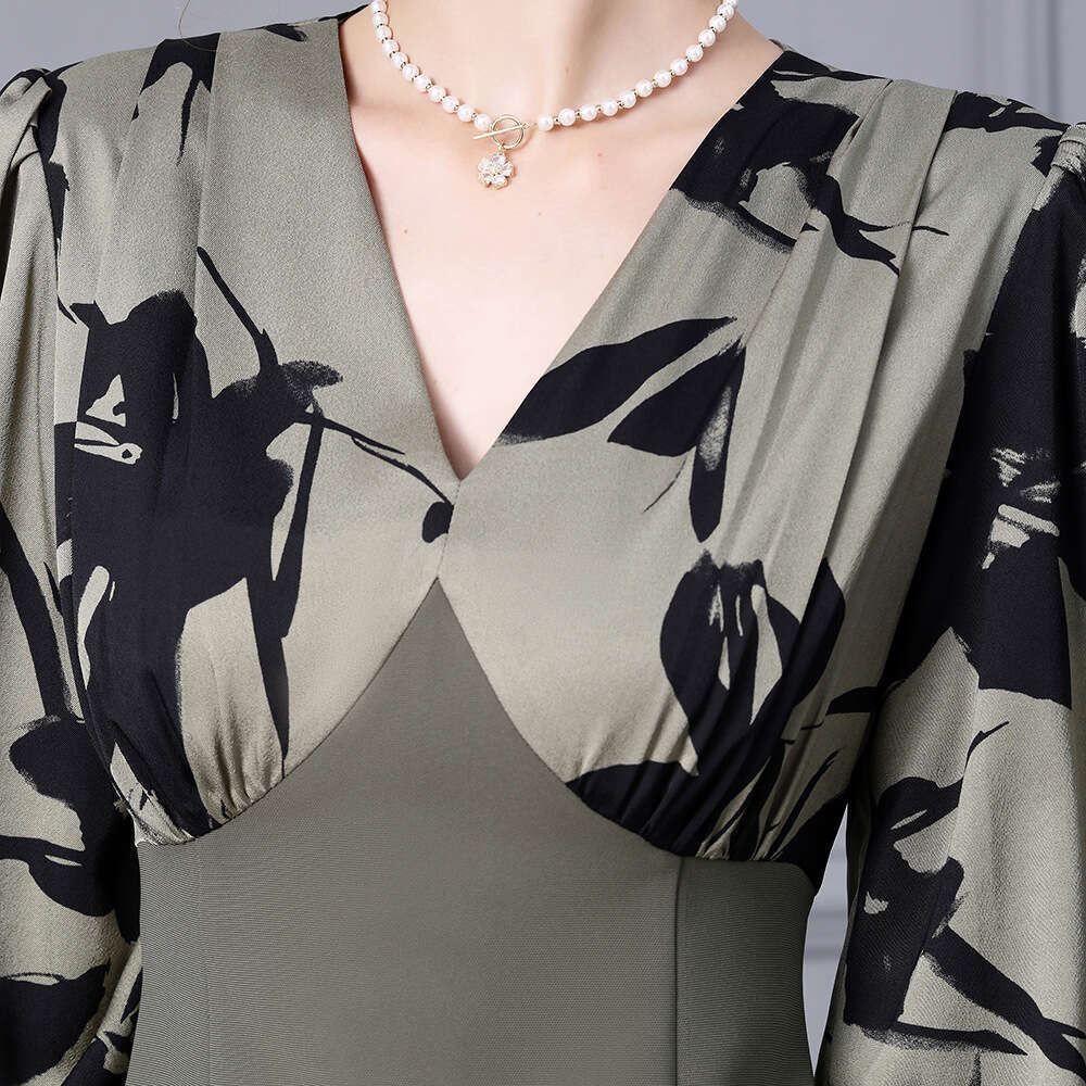 printed patchwork long sleeved dress for autumn 2024 new high-end style V-neck slimming and hip hugging skirt