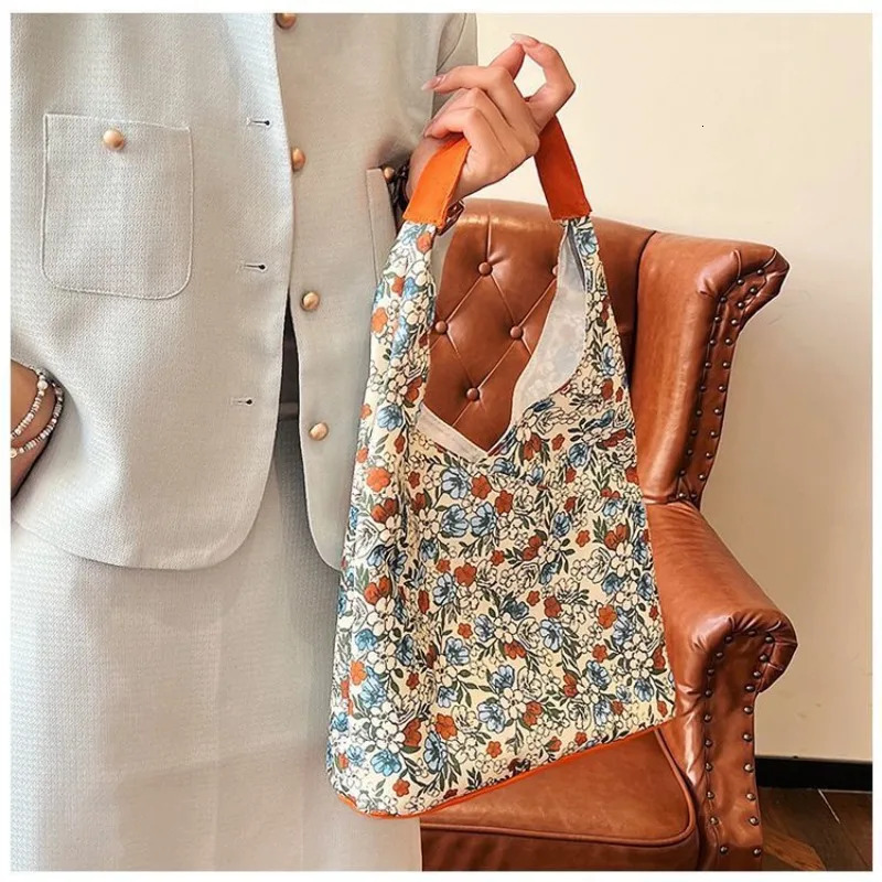Japanese Hong Kong style floral shoulder high-value retro handbag Korean floral canvas bag 241008
