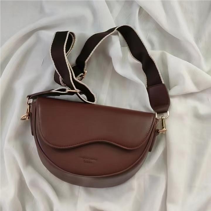 White shoulder bag French stick summer niche design 2024 new crossbody bag, women's shoulder small chain bag