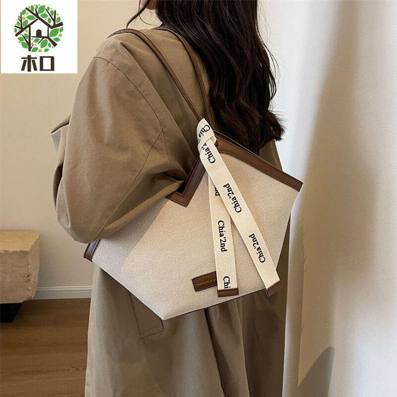 Wooden mouth large capacity versatile for women's outings, 2023 high-end canvas tote bag, commuting and class trend