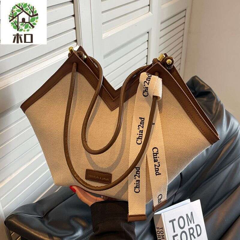 Wooden mouth large capacity versatile for women's outings, 2023 high-end canvas tote bag, commuting and class trend