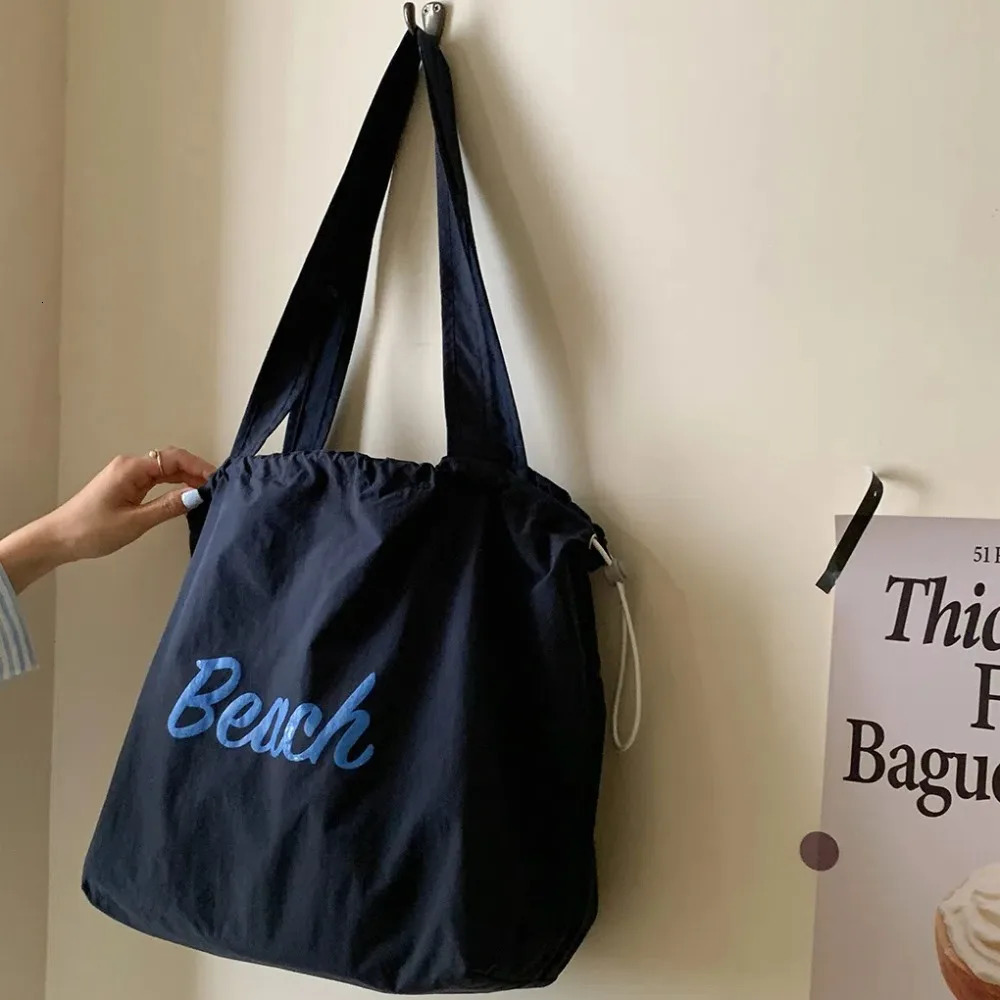 Polyester drawstring handbag with pleats large capacity nylon shoulder bag breathable Korean letter printed handbag school 241008