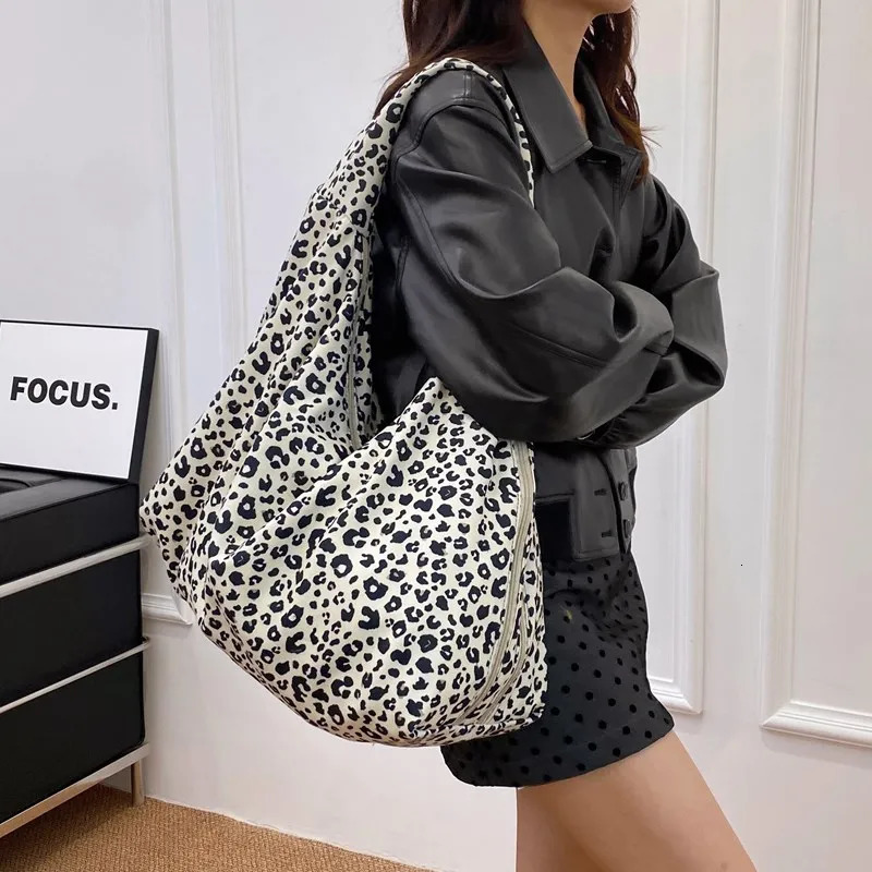 Korean version Instagram style large capacity lazy style leopard print single shoulder Communicating Versatile student bag 241008