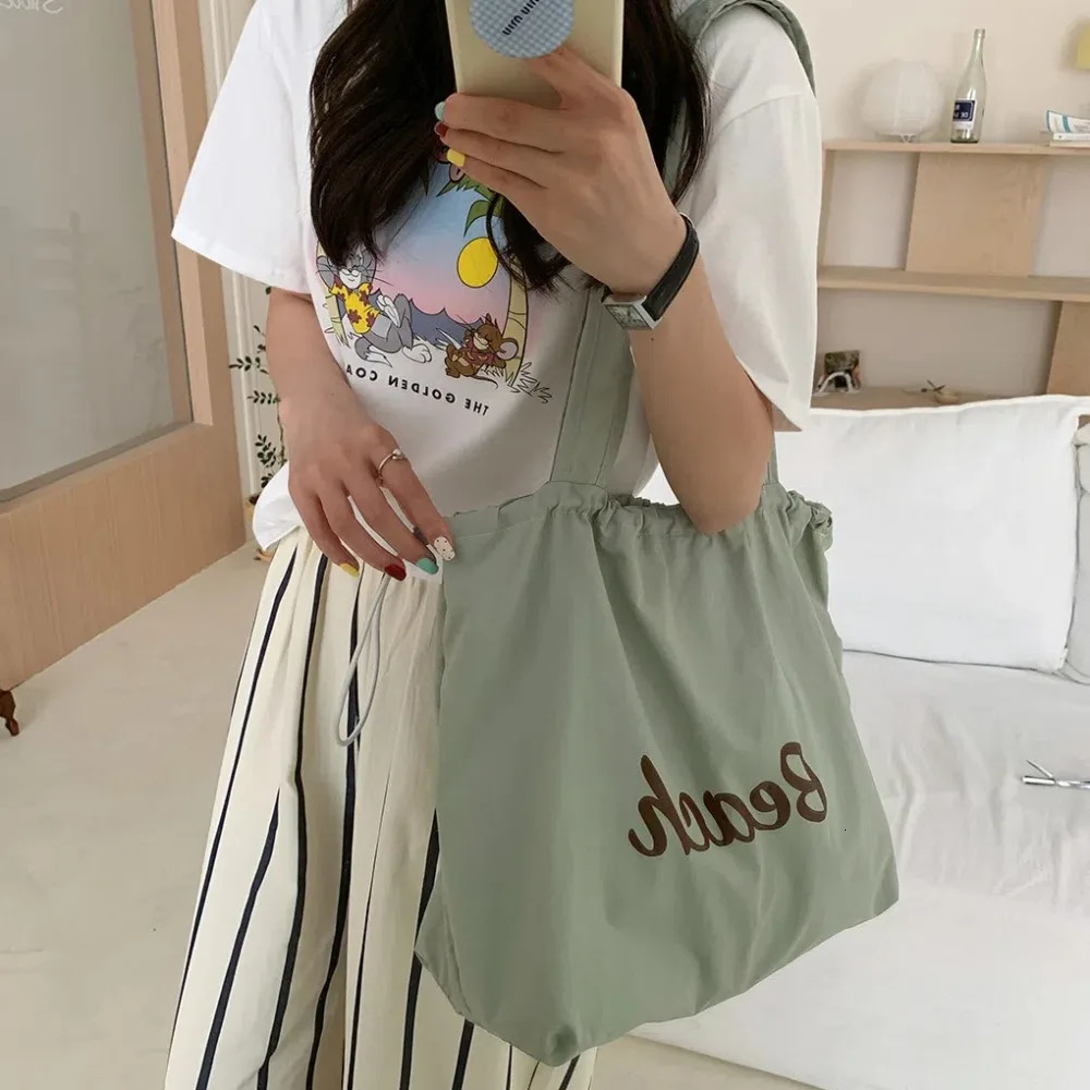 Polyester drawstring handbag with pleats large capacity nylon shoulder bag breathable Korean letter printed handbag school 241008