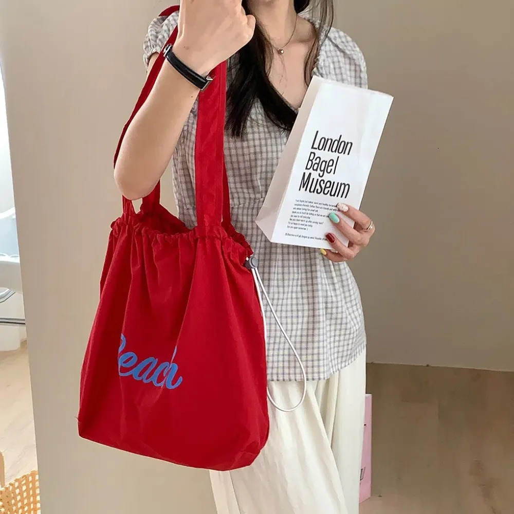 Polyester drawstring handbag with pleats large capacity nylon shoulder bag breathable Korean letter printed handbag school 241008