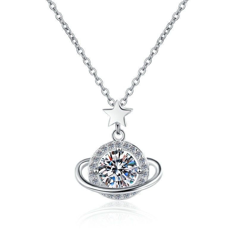 2024 Ins Top Sell Three Stone Pendant Simple Fashion Jewelry Real 925 Sterling Silver Round Cut White Lab Moissanite Diamond Party Women Wedding Clavi